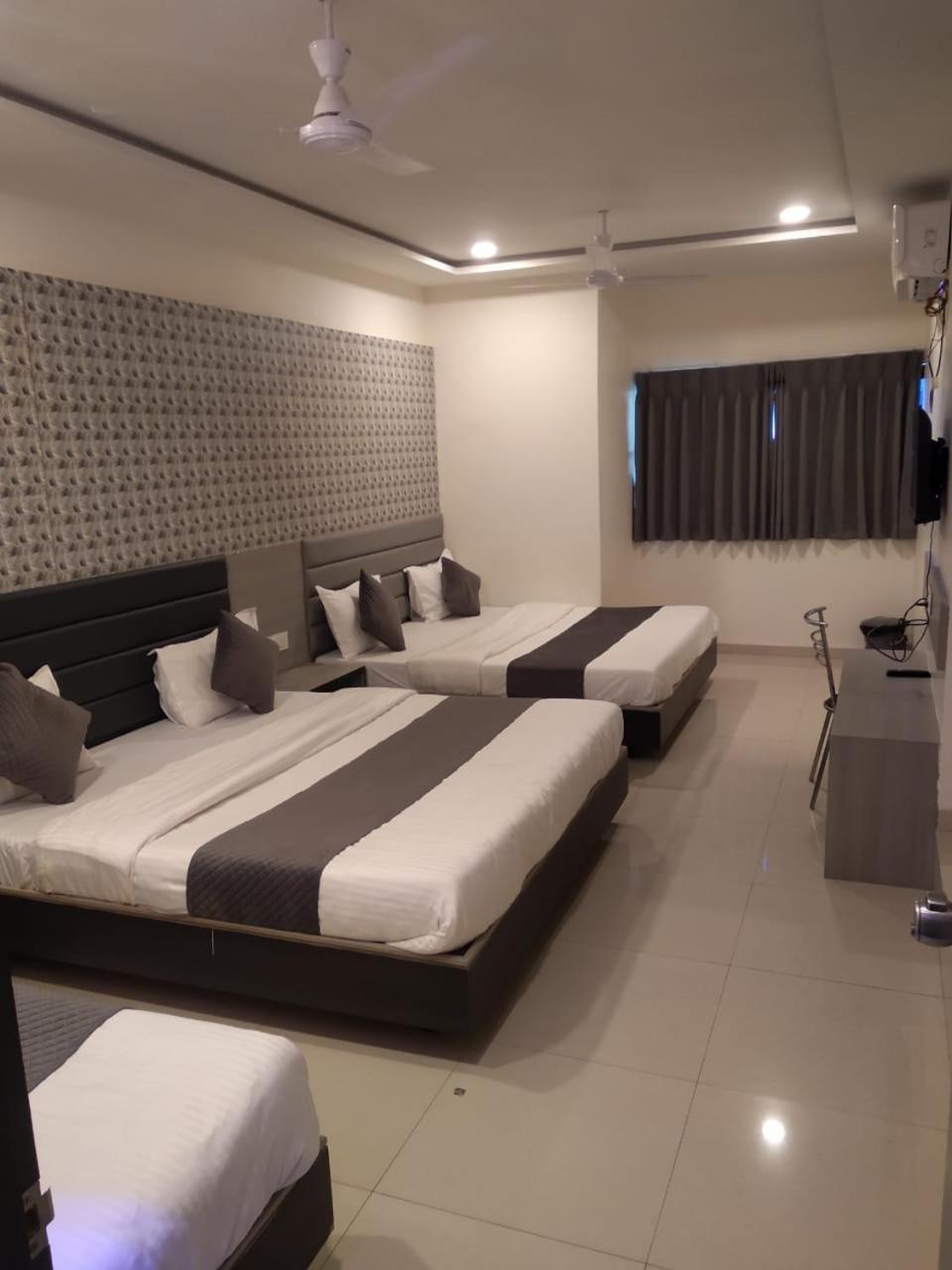 Hotel Selfie Inn Ahmedabad Exterior photo