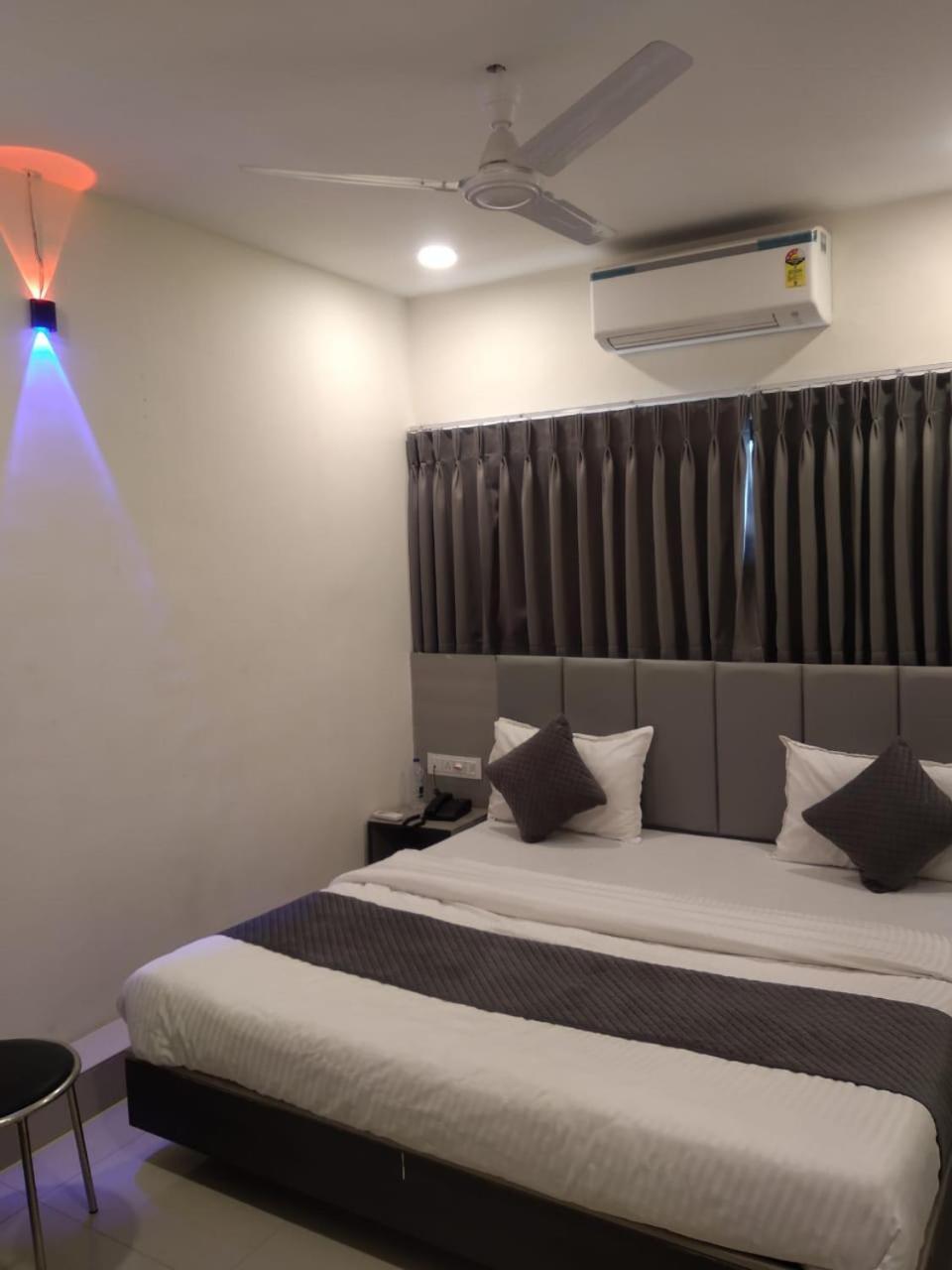 Hotel Selfie Inn Ahmedabad Exterior photo
