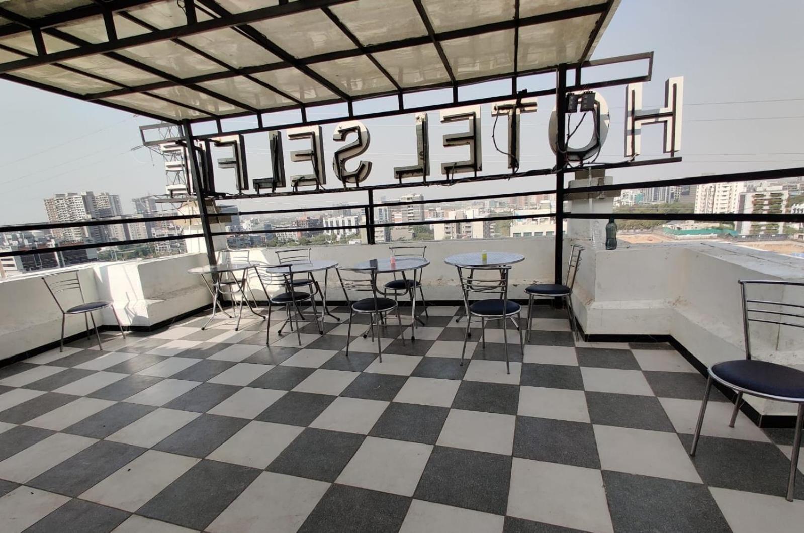 Hotel Selfie Inn Ahmedabad Exterior photo